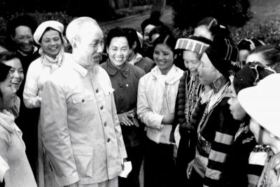 Chủ tịch Hồ Chí Minh với đồng bào dân tộc thiểu số