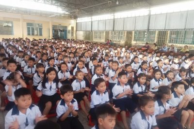 Sinh hoạt dưới cờ “Mỗi tuần một câu chuyện đẹp, một cuốn sách hay, một tâm gương sáng”